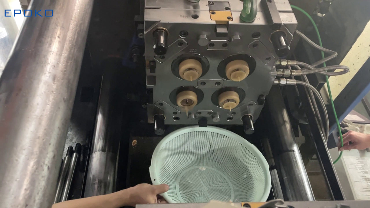 360° automatic degating injection mold